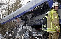 Un brutal impacto frontal entre dos trenes deja al menos 10 muertos y un centenar de heridos en Alemania
