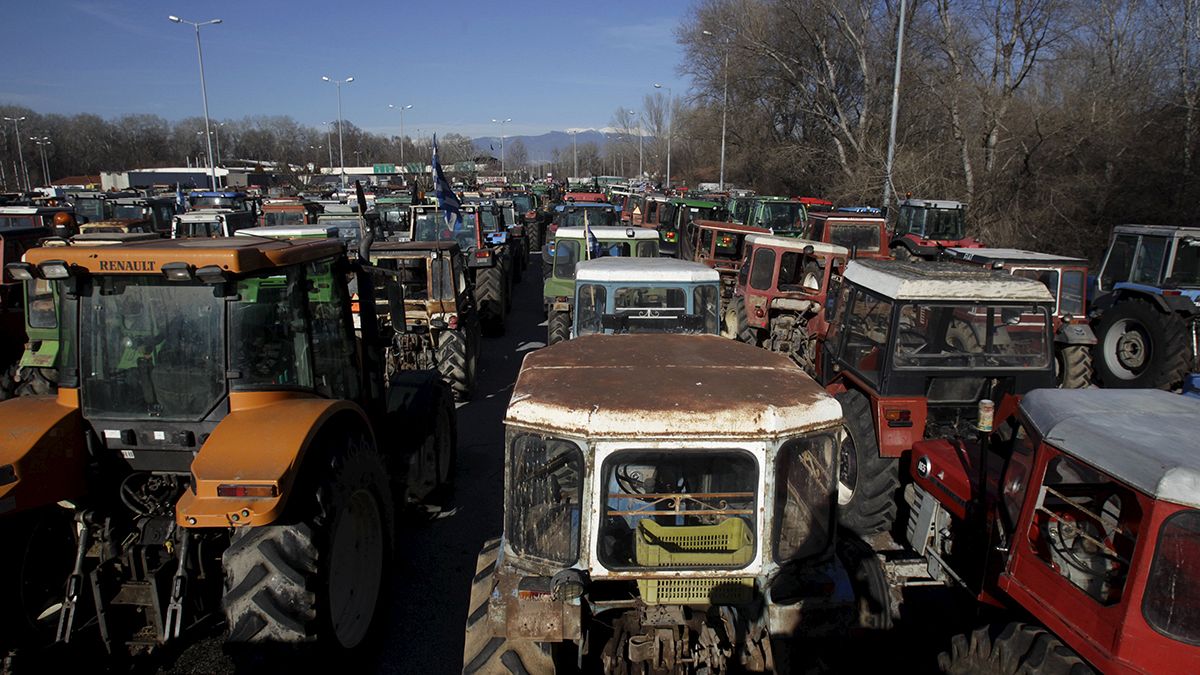 Ελλάδα: Οι αγρότες κλείνουν επ' αόριστον Τέμπη και Έβρο