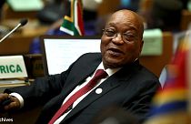 Sokasodnak a viharfelhők a dél-afrikai elnök feje felett