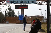 Weiterhin zehntausende Flüchtlinge vor der syrisch-türkischen Grenze