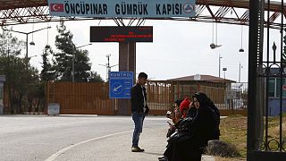 معاناة عشرات آلاف النازحين السوريين على الحدود التركية