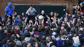 Insolito: la strana partita di pallone che si trasforma in ressa