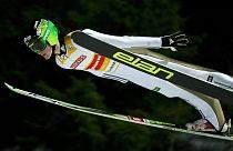 Ni el fuerte viento puede con Peter Prevc en la prueba de saltos de esquí de Trondheim