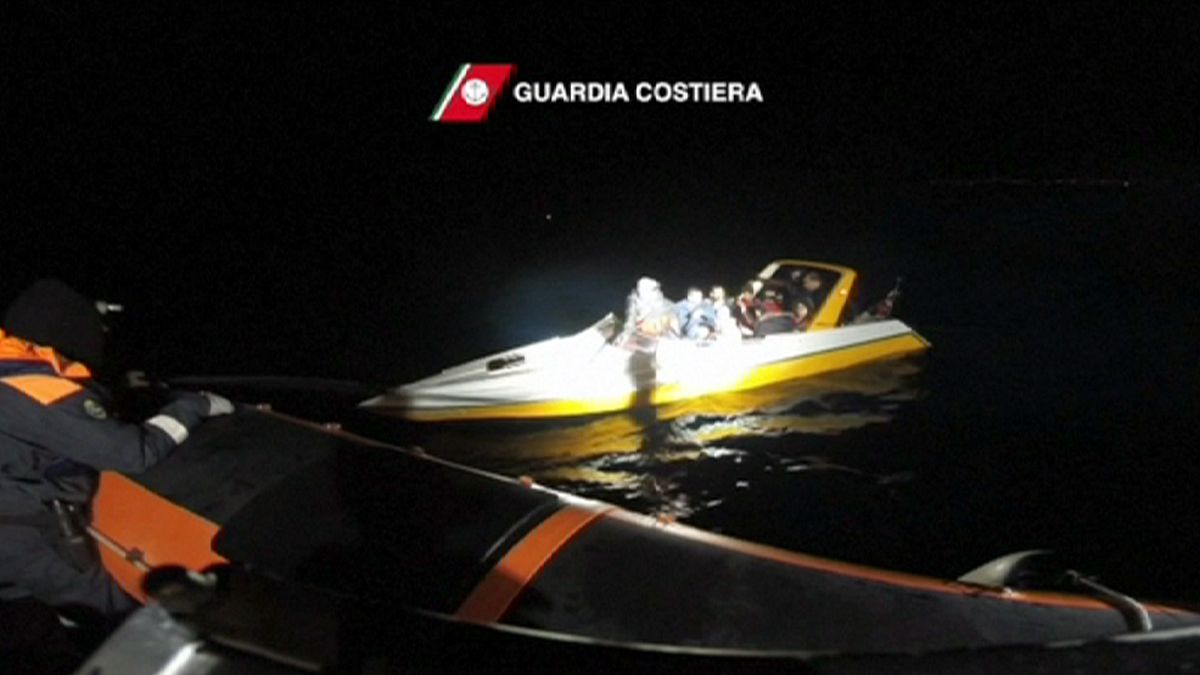 گارد ساحلی ایتالیا ده ها مهاجر را در دریای اژه نجات داد