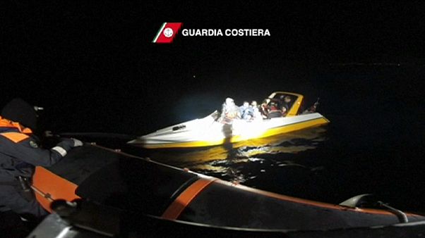 Uma vaga de refugiados e de voluntários em Lesbos Uma vaga de refugiados e de voluntários em Lesbos