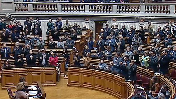 El Parlamento portugués retira los vetos de Cavaco-Silva sobre las adopciones en parejas homosexuales El Parlamento portugués retira los vetos de Cavaco-Silva sobre las adopciones en parejas homosexuales