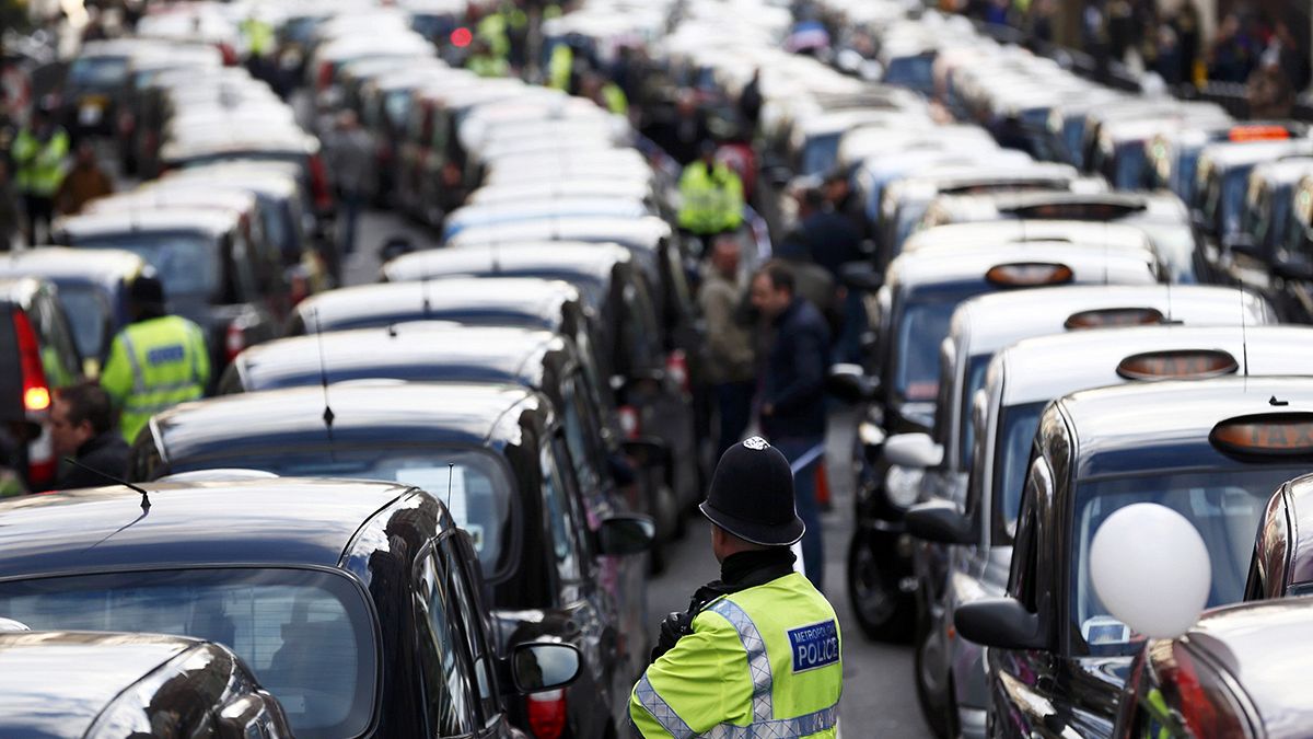 سائقو سيارات الأجرة اللندنيون يحتجون رفضًا لنظام "أوبير"