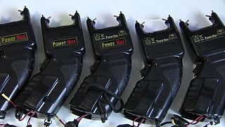 La venta de pistolas eléctricas se dispara en Alemania