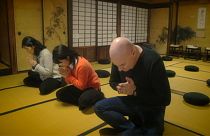Parar para meditar num templo de Quioto