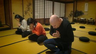 Parar para meditar num templo de Quioto