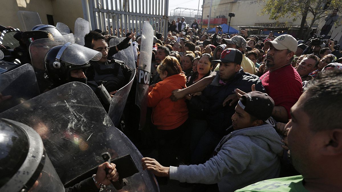 تجمع بستگان زندانیان در مقابل زندان آشوب زده مکزیک