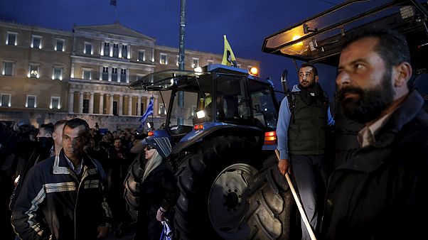 Agricultores gregos bloqueiam Atenas contra mais impostos Agricultores gregos bloqueiam Atenas contra mais impostos