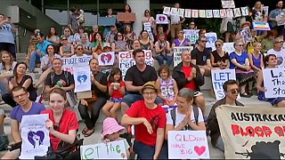 Australia, manifestazione per i medici che non vogliono dimettere la piccola profuga