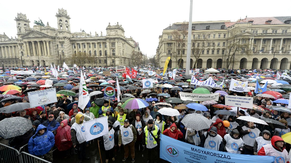 Esernyők ezrei a Kossuth téren