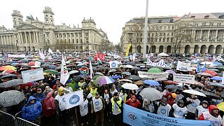 Esernyők ezrei a Kossuth téren
