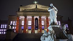Berlins Konzerthaus in Orange - dem Orange von Schwimmwesten