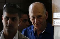 Ehud Olmert atrás das grades