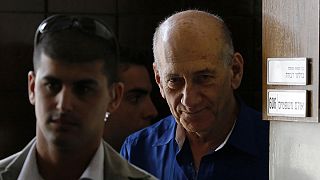 Ehud Olmert atrás das grades