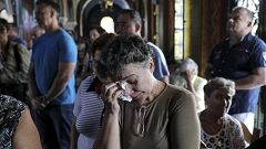 Image: Worshipers attend a memorial service for the victims of a forest fir