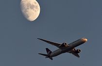 Pilotos de avión piden prohibir el láser tras un incidente de un aparato con destino a Nueva York
