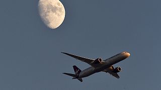 Pilotos de avión piden prohibir el láser tras un incidente de un aparato con destino a Nueva York