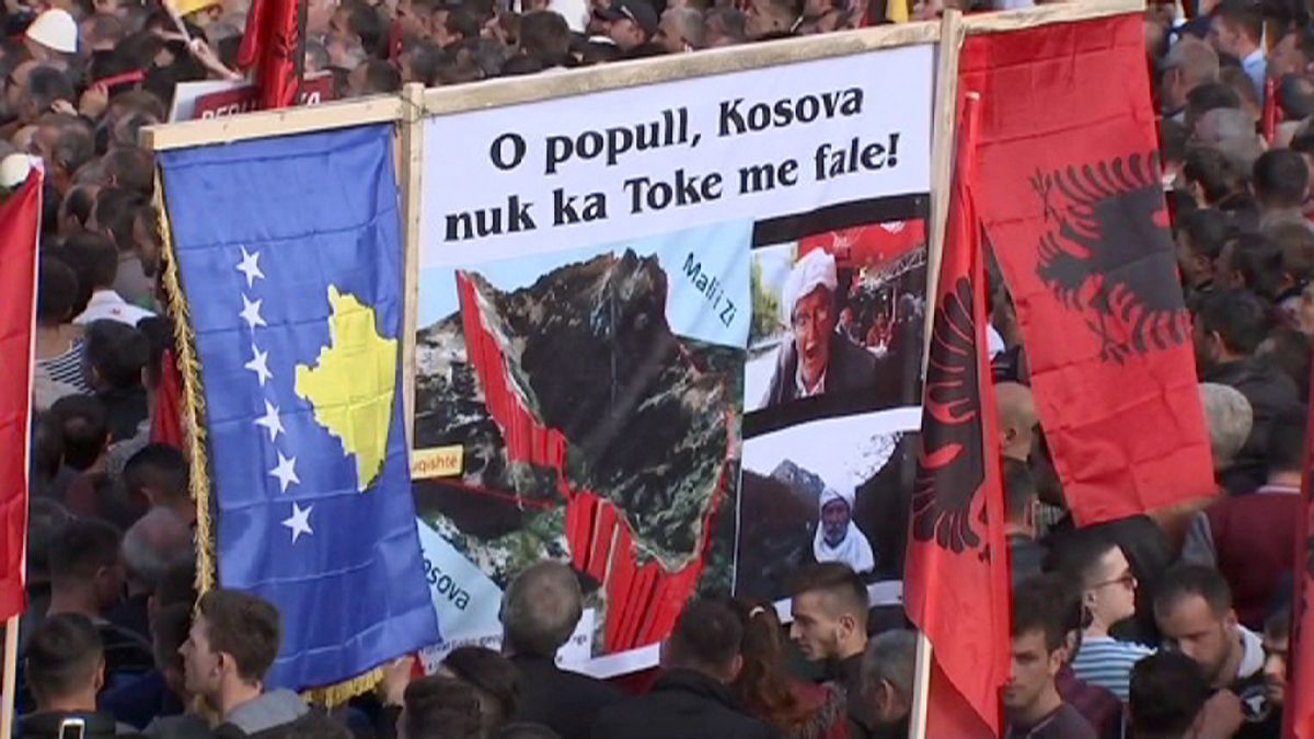 Protestas multitudinarias en el octavo aniversario de la independencia de Kosovo