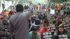 Indische Anwälte werfen mit Steinen nach Studenten und Journalisten