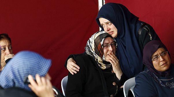 Türkiye'de gazeteler 'birlik' çağrısıyla çıktı Türkiye'de gazeteler 'birlik' çağrısıyla çıktı