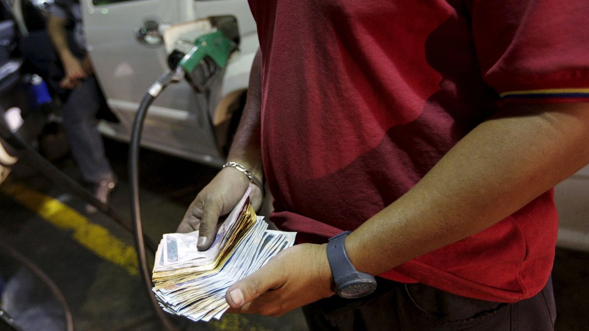 Venezula'da devalüasyon ve benzine 20 yıl sonra ilk zam