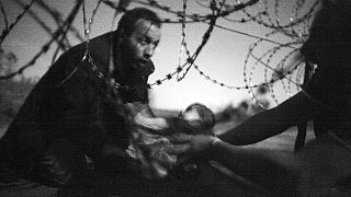 Welt-Presse-Foto des Jahres: Flüchtling mit Kind am Stacheldrahtzaun