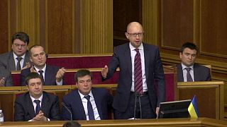 Ucrânia: Coligação de governo cai, mas eleições são evitadas