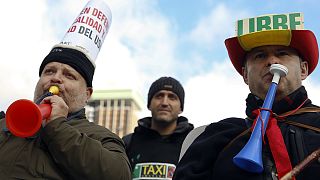 Spain: Taxi drivers protest over Uber competition