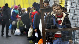 EU warns Austria over daily migrant quotas