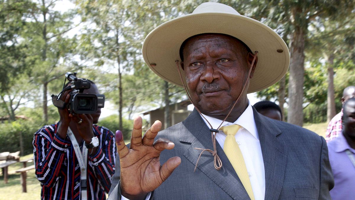 Wahl in Uganda: Amtsinhaber Museveni führt, Gegenkandidat Kizza-Besigye verhaftet