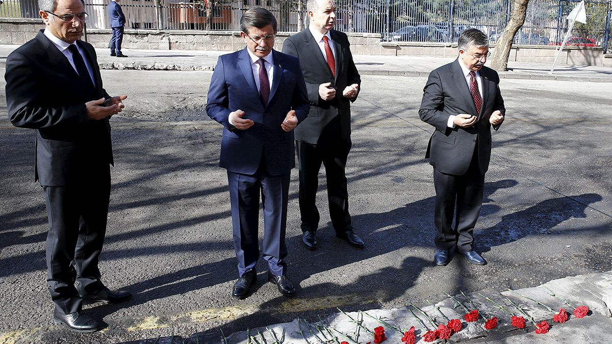 Турецкий премьер посетил место теракта в Анкаре