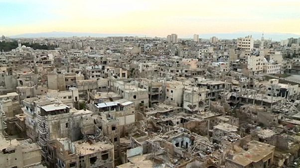 مشاهد الدمار والخراب تستقبل السوريين العائدين إلى حمص مشاهد الدمار والخراب تستقبل السوريين العائدين إلى حمص
