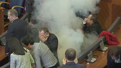 گاز اشک آور و ماسک در پارلمان کوزوو