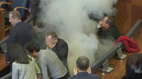 Kosova: Parlamento yine toz duman Kosova: Parlamento yine toz duman