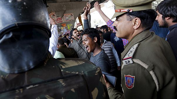 10 muertos en violentas protestas contra la discriminación en la India 10 muertos en violentas protestas contra la discriminación en la India