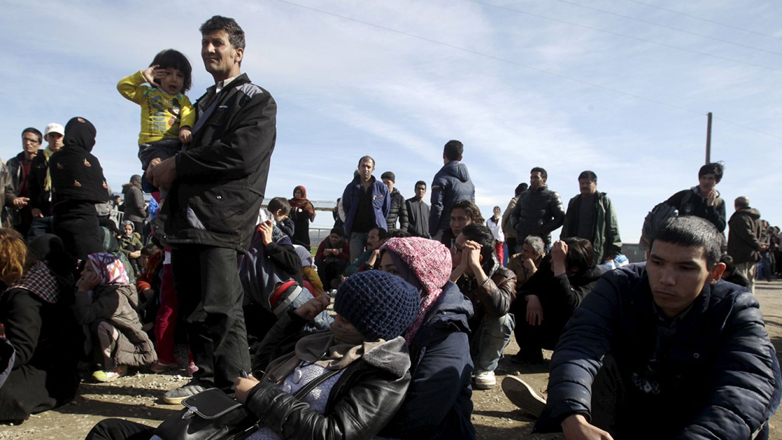 Macedónia impede a passagem de migrantes afegãos