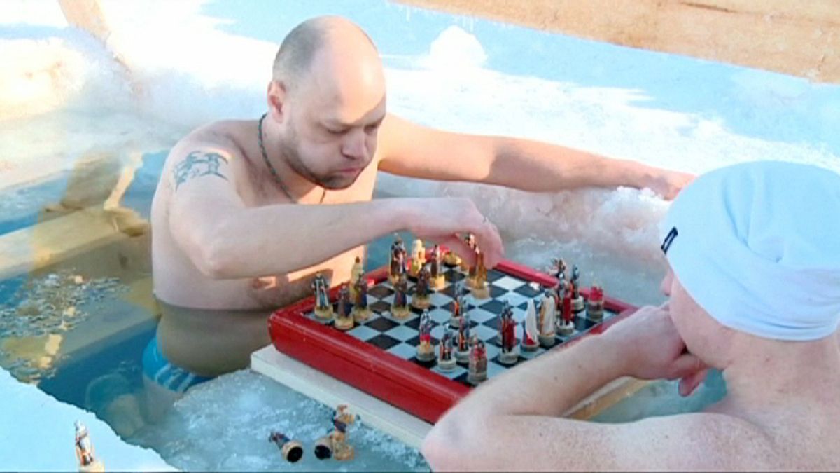 لعبة الشطرنج بدون ملابس وفي مياه جليدية !