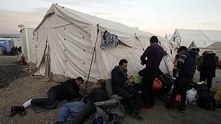 Χιλιάδες πρόσφυγες και μετανάστες εγκλωβισμένοι σε Ειδομένη, Πειραιά