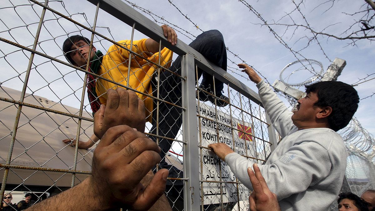 Menekülők százai rekedtek a görög-macedón határ között