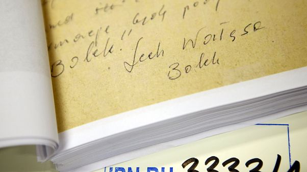 Publican los documentos sobre la supuesta colaboración de Walesa con la policía comunista Publican los documentos sobre la supuesta colaboración de Walesa con la policía comunista