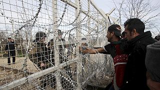 Milhares de migrantes em desespero acumulam-se na fronteira entre Grécia e Macedónia