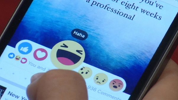 Facebook com novos botões para gostar e adorar Facebook com novos botões para gostar e adorar