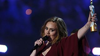 Adele domina Brit Awards e David Bowie é homenageado com Brit Icon