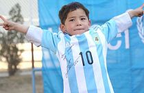 Murtaza, el pequeño afgano comparte terreno de juego con Leo Messi