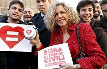 Megszavazta az olasz parlament a meleg és heteroszexuális párok együttélését lehetővé tévő törvényjavaslatot