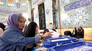 Irão vota hoje futuro da política de abertura de Rohani